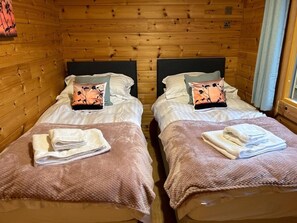 Cuna de viaje, wifi gratis, ropa de cama