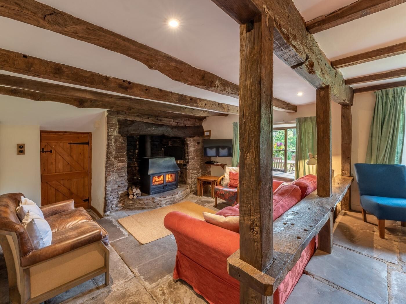 TV, fireplace