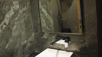 Shower, free toiletries, towels