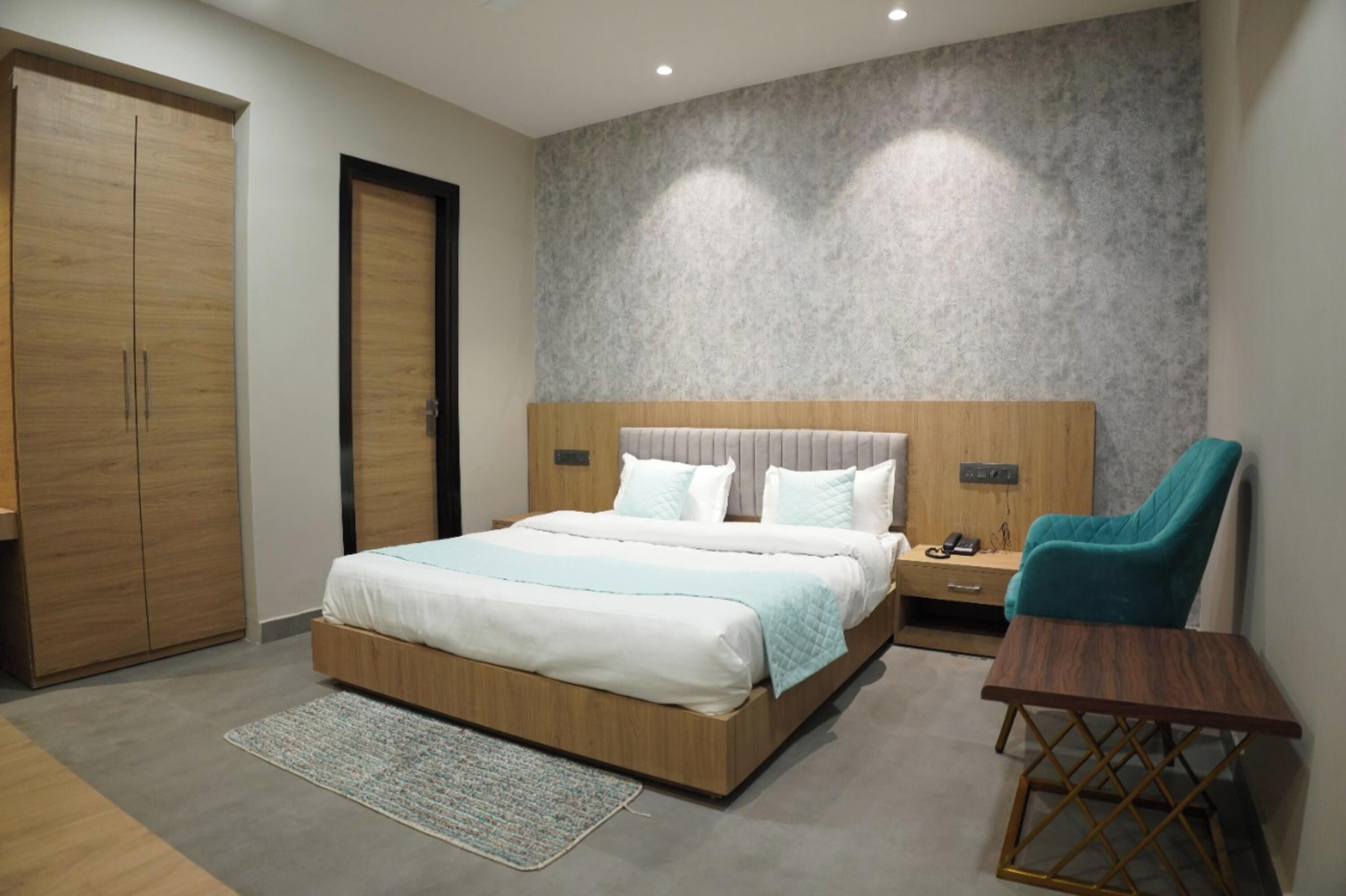 Habitación Deluxe doble, vistas a la ciudad | Escritorio y wifi gratis