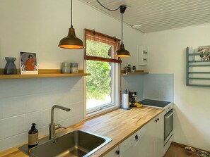 Wasserkocher mit Kaffee-/Teezubehör, Mikrowelle, Ofen, Geschirrspüler