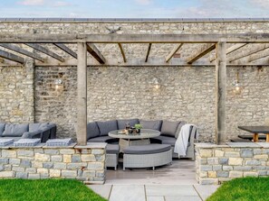 Outdoor dining - 8 Bed in Bridgend (oc-86493) (Southerndown)