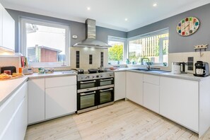 Oven, dishwasher, high chair, cookware/dishes/utensils - 3 Bed in Bude (oc-86665) (Bude)