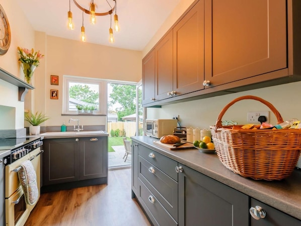 Oven, dishwasher, high chair, cookware/dishes/utensils - 3 Bed in Broadstairs (oc-86736) (Broadstairs)