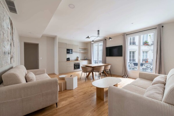 Living area - Luxe, State of the Art Suite near Montmartre (Paris)