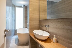 Shower, hair dryer, shampoo - Luxe, State of the Art Suite near Montmartre (Paris)