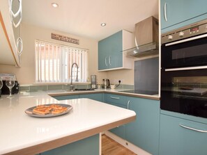 Oven, dishwasher, high chair, cookware/dishes/utensils - 2 Bed in Brough (oc-86817) (Newport)