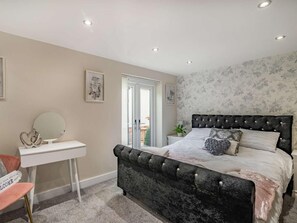 Travel cot, free WiFi, bed sheets - 2 Bed in Brough (oc-86817) (Newport)