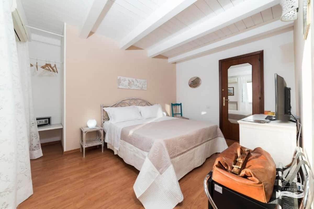 Habitación doble clásica, vista al mar | Caja de seguridad en la habitación y cortinas blackout