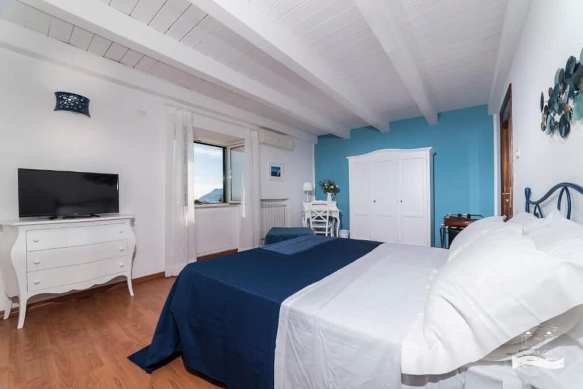 Habitación doble Deluxe, vista al mar | Caja de seguridad en la habitación y cortinas blackout