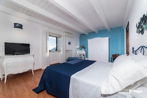 Kahden hengen deluxe-huone, merinäköala | Tallelokero huoneessa, pimennysverhot, silitysrauta/-lauta