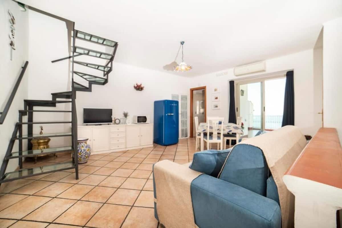 Departamento Deluxe, vista al mar | Área de sala de estar