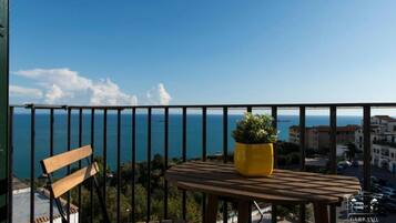 Apartament, balcó, vistes al mar | Servei de restauració a l'aire lliure