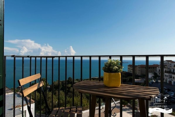 Appartement, balkon, uitzicht op zee | Buiten dineren