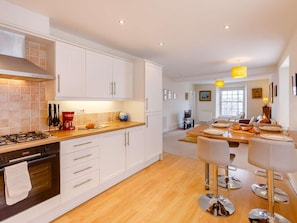 Oven, dishwasher, cookware/dishes/utensils - 2 Bed in Bideford (oc-86906) (Appledore)
