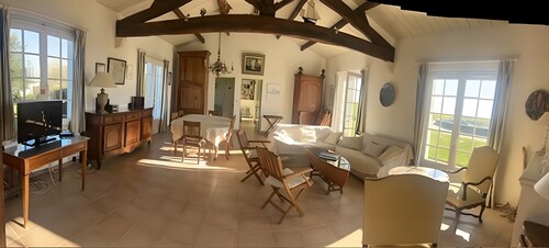 Holiday Home 'Maison Verte' with Sea View, Private Terrace and Wi-Fi