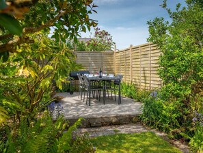 Outdoor dining - 2 Bed in Pembroke (oc-86951) (Freshwater East)