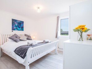 Travel cot, free WiFi, bed sheets - 2 Bed in Pembroke (oc-86951) (Freshwater East)