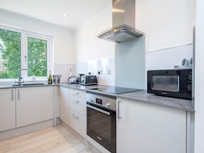 Oven, dishwasher, high chair, cookware/dishes/utensils - 2 Bed in Pembroke (oc-86951) (Freshwater East)