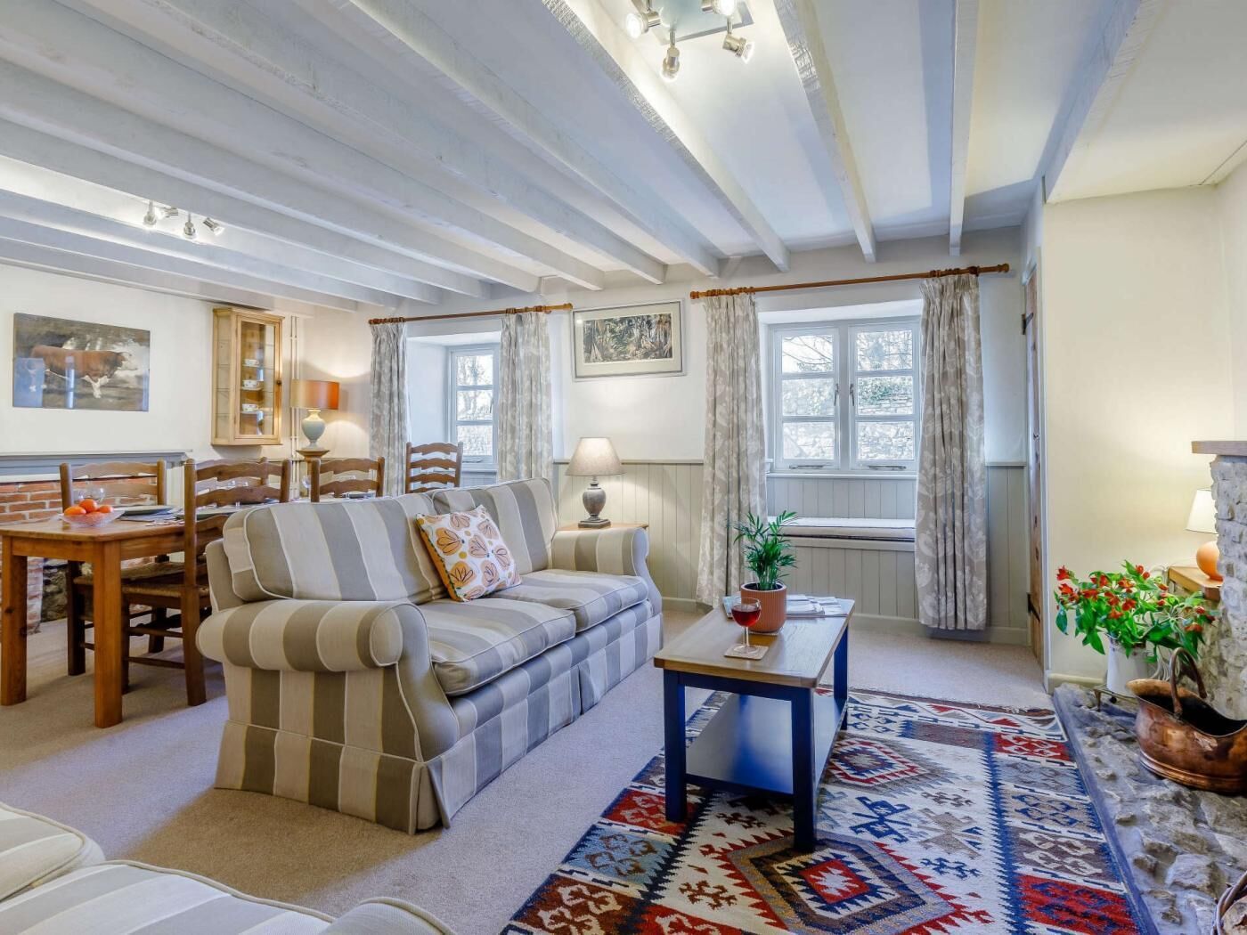 Un salon confortable avec un canapé, une table à manger et une table basse.