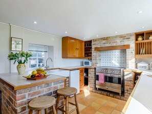 Oven, dishwasher, cookware/dishes/utensils - 3 Bed in Weymouth (oc-87065) (Weymouth)