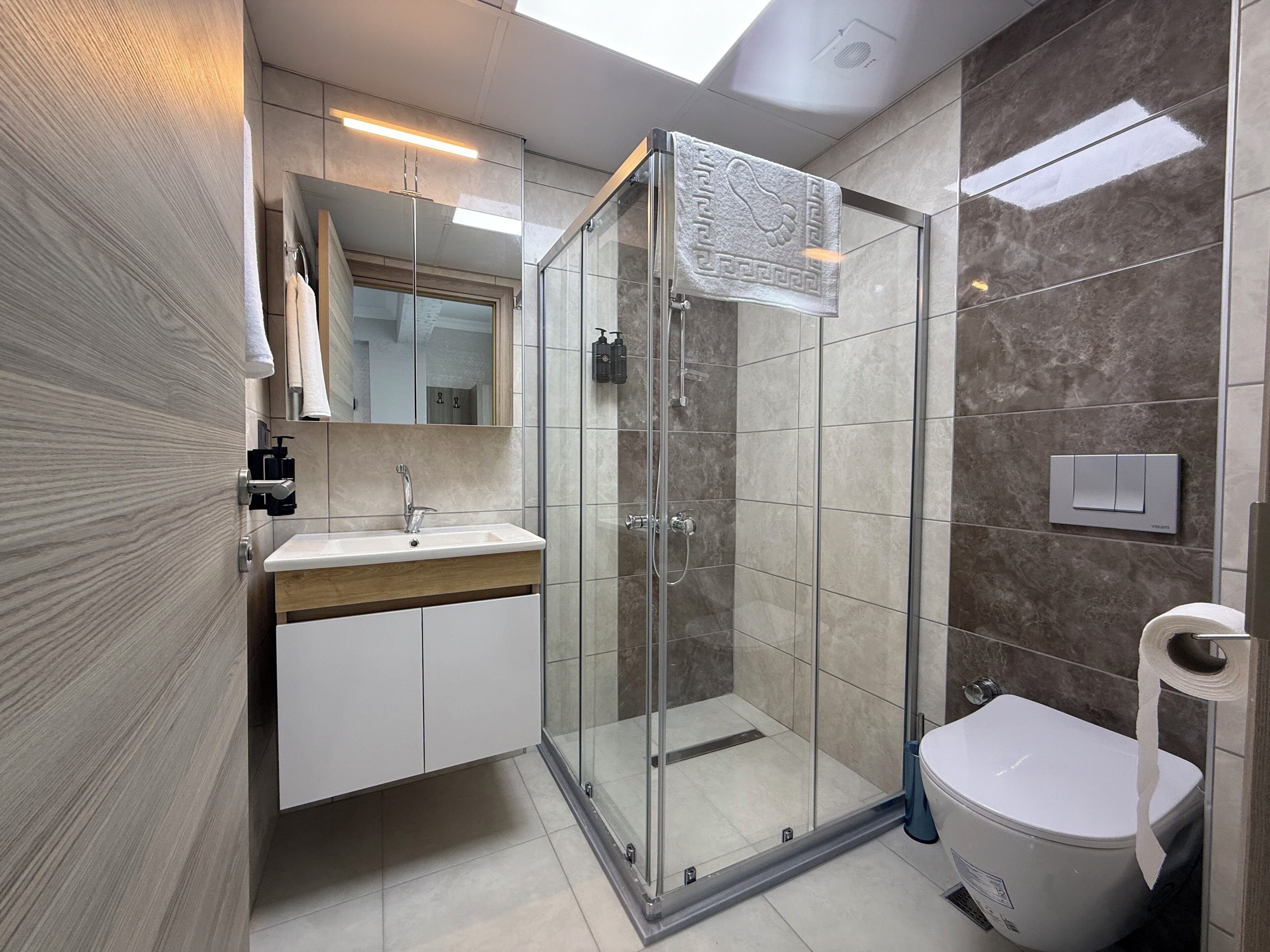 Double Room, Non Smoking | Bathroom | Shower, hair dryer, towels, soap