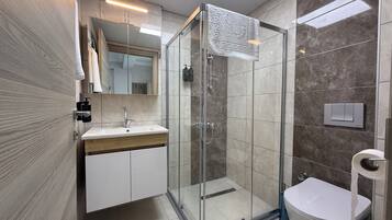 Double Room, Non Smoking | Bathroom | Shower, hair dryer, towels, soap