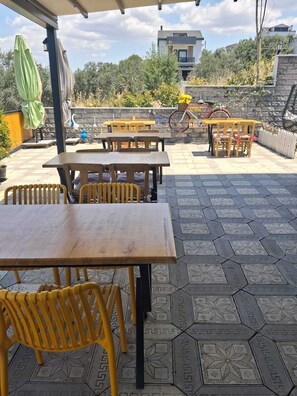 Outdoor dining - Geyikli Seç Otel (Geyikli)