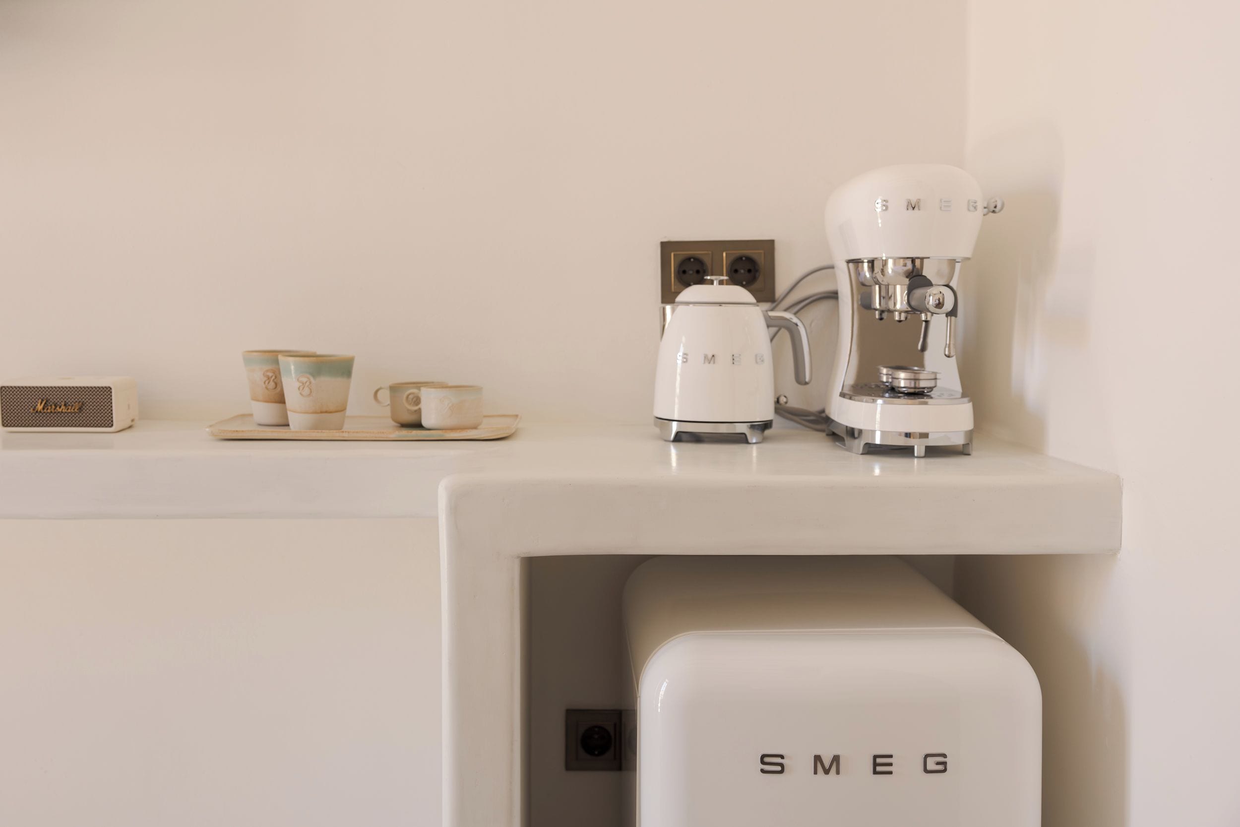 Una zona de cocina con cafetera y microondas.