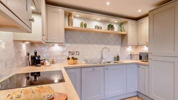 Oven, dishwasher, cookware/dishes/utensils