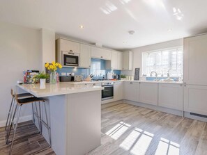 Oven, dishwasher, cookware/dishes/utensils - 3 Bed in Marston Montgomery (oc-87450) (Marston Montgomery)