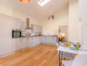 Oven, dishwasher, high chair, cookware/dishes/utensils - 2 Bed in Norwich (oc-87511) (Colby)