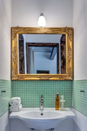 Bathroom - Casa Coniglio, Cascine Crema: Modern apartment, large pool, pool house, billiards... (Piemonte)