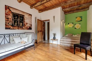 Room - Casa Coniglio, Cascine Crema: Modern apartment, large pool, pool house, billiards... (Piemonte)