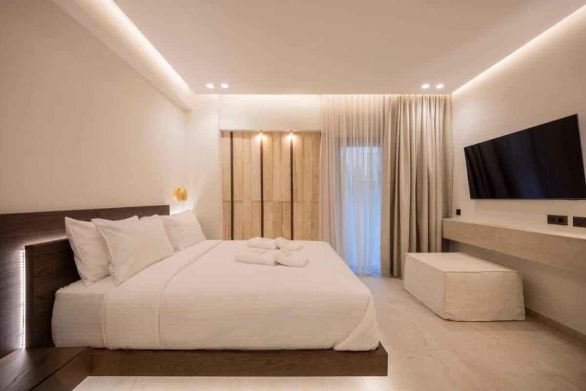 Superior Double Room | In-room safe, WiFi (free), bed sheets