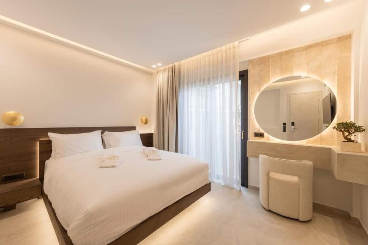 Standard Suite with Outdoor Hot Tub Access | In-room safe, WiFi (free), bed sheets