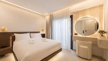 Standard Suite with Outdoor Hot Tub Access | In-room safe, WiFi (free), bed sheets