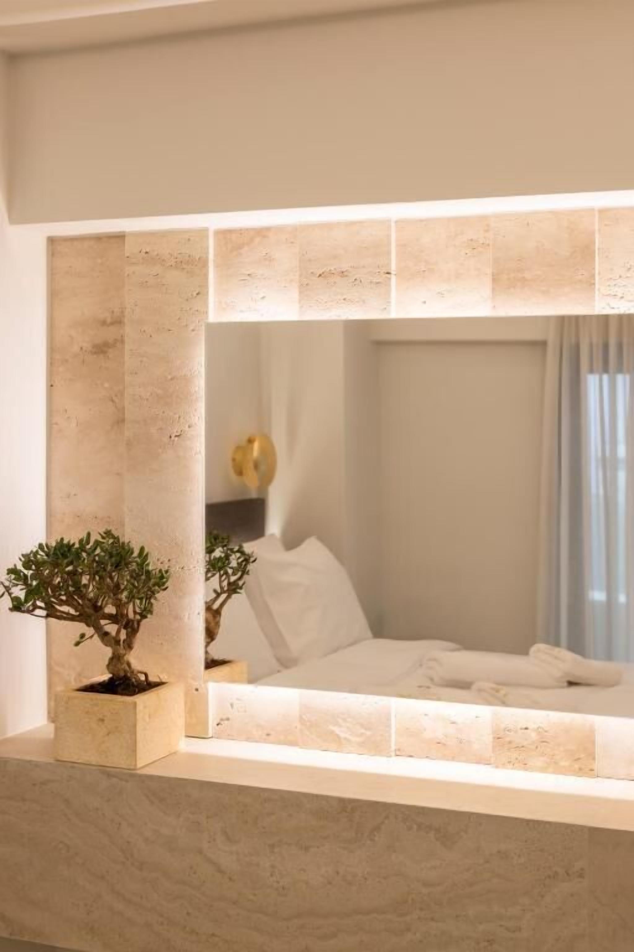In-room safe, WiFi (free), bed sheets