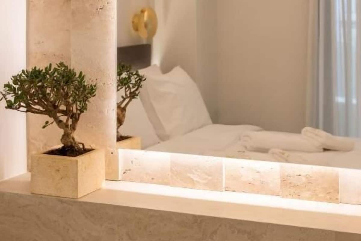 In-room safe, WiFi (free), bed sheets
