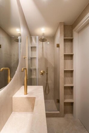 Shower, free toiletries, hair dryer, towels - Anthem Suites & Spa (Athens)