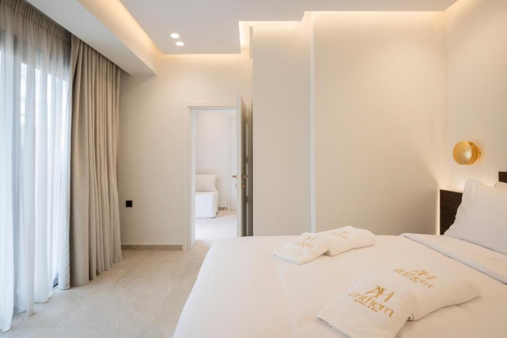 Deluxe Suite with Outdoor Hot Tub | In-room safe, WiFi (free), bed sheets