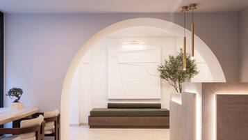 Ein modernes Interieur mit Essbereich, Sitzbank und einem minimalistischen Wandbild.