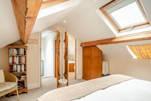 Cuna de viaje, wifi gratis y ropa de cama 