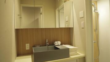 Studio | Bathroom | Hair dryer, slippers, bidet, towels