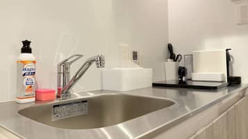 Duplex, 2 Bedrooms | Private kitchen | Stovetop, cookware/dishes/utensils, freezer, paper towels