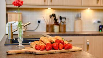 Oven, dishwasher, cookware/dishes/utensils
