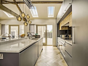 Oven, dishwasher, highchair, cookware/dishes/utensils - 2 Bed in Driffield (oc-88238) (Lund)
