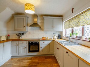 Oven, dishwasher, high chair, cookware/dishes/utensils - 3 Bed in Corwen (oc-88206) (Pentre-llyn-cymmer)