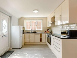 Oven, dishwasher, high chair, cookware/dishes/utensils - 1 Bed in Cinderford (oc-88271) (Cinderford)