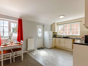Oven, dishwasher, high chair, cookware/dishes/utensils - 1 Bed in Cinderford (oc-88271) (Cinderford)